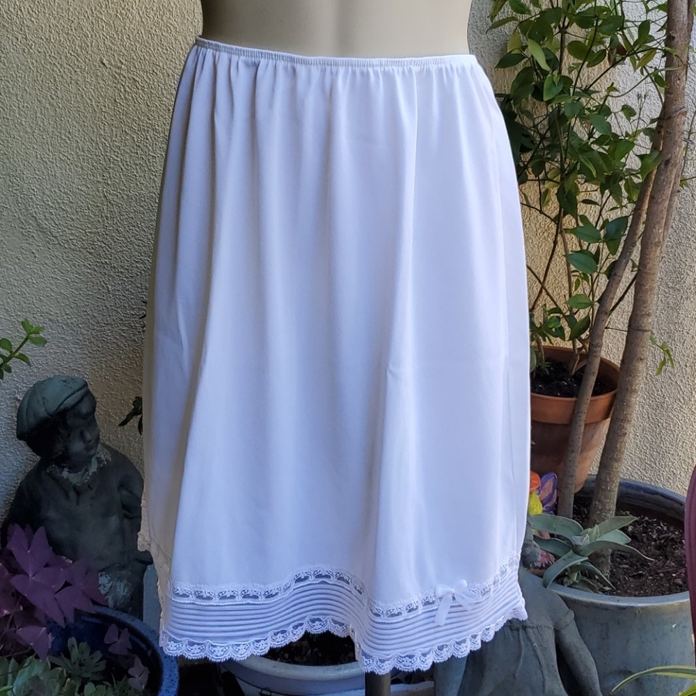 😍Sears and Roebuck white lacy hslf slip